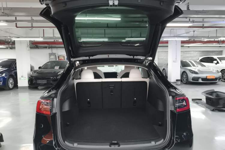 Used Tesla Model Y 2023 Long-Range All-Wheel-Drive Version Trunk