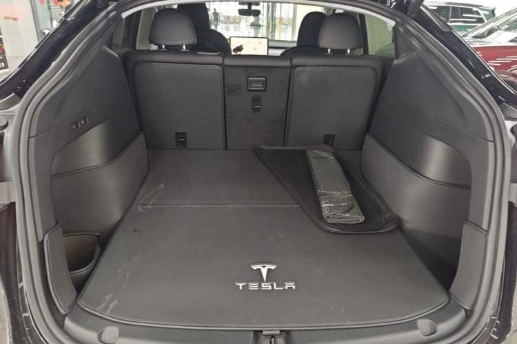 Used Tesla Model Y 2023 Long-Range All-Wheel-Drive Version Trunk
