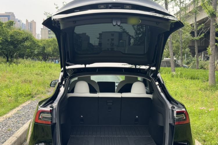 Used Tesla Model Y 2023 Rear-Wheel-Drive Version Trunk