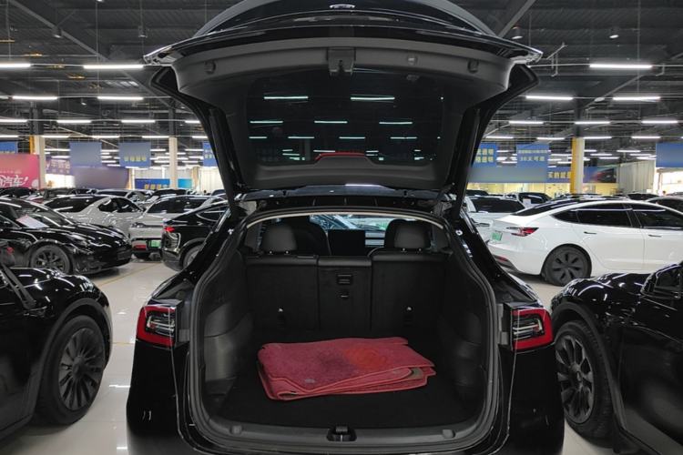 Used Tesla Model Y 2023 Long-Range All-Wheel-Drive Version Trunk