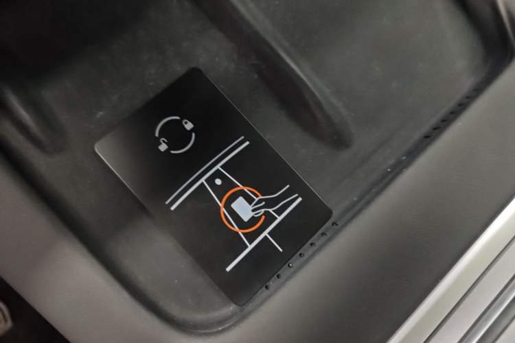 Used Tesla Model Y 2023 Long-Range All-Wheel-Drive Version Vehicle Key