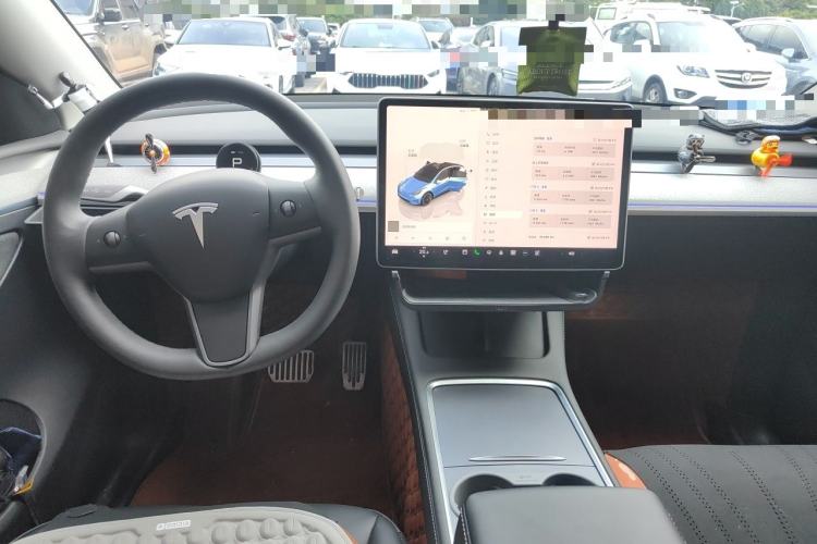 Used Tesla Model Y 2023 Long-Range All-Wheel-Drive Version Center Console