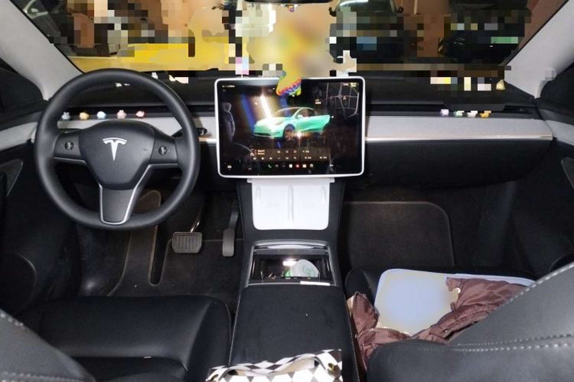 Used Tesla Model Y 2023 Long-Range All-Wheel-Drive Version Center Console