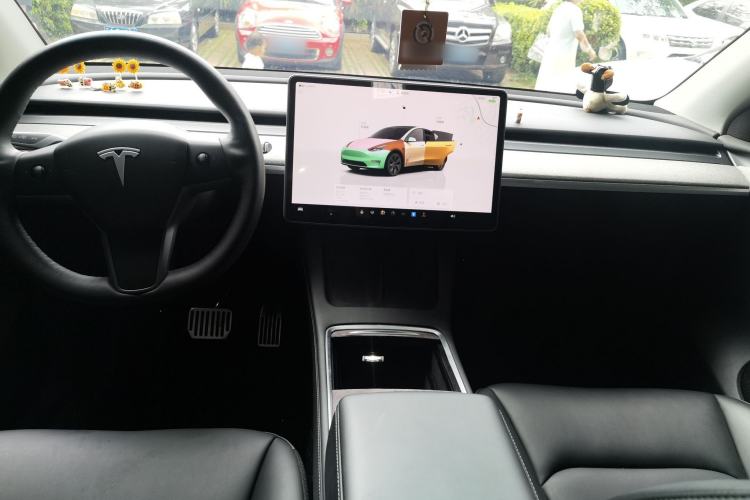 Used Tesla Model Y 2023 Long-Range All-Wheel-Drive Version Center Console