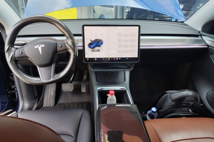 Used Tesla Model Y 2023 Long-Range All-Wheel-Drive Version Center Console