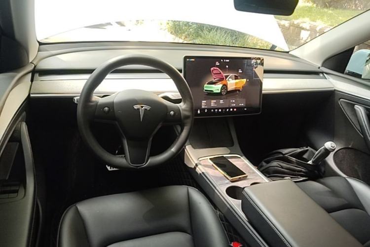 Used Tesla Model Y 2023 Long-Range All-Wheel-Drive Version Center Console