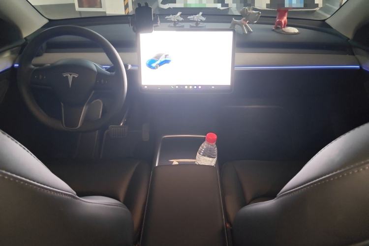 Used Tesla Model Y 2023 Long-Range All-Wheel-Drive Version Center Console