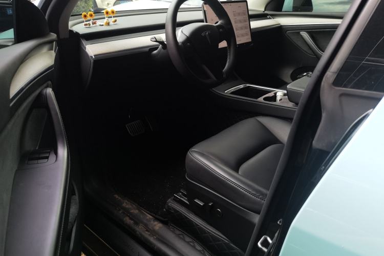 Used Tesla Model Y 2023 Long-Range All-Wheel-Drive Version Driver Seat