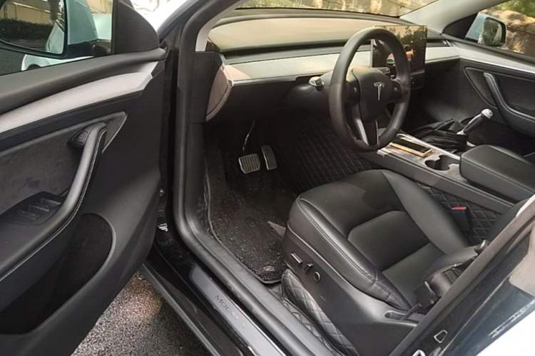 Used Tesla Model Y 2023 Long-Range All-Wheel-Drive Version Driver Seat