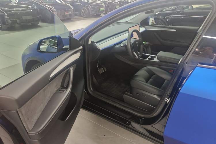 Used Tesla Model Y 2023 Long-Range All-Wheel-Drive Version Driver Seat