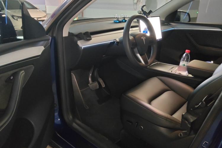 Used Tesla Model Y 2023 Long-Range All-Wheel-Drive Version Driver Seat