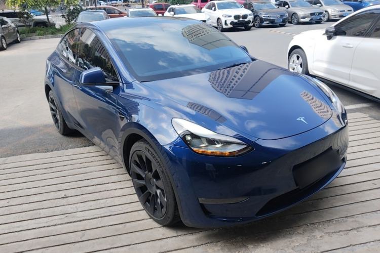 Used Tesla Model Y 2023 Long-Range All-Wheel-Drive Version Front Right 45 Deg