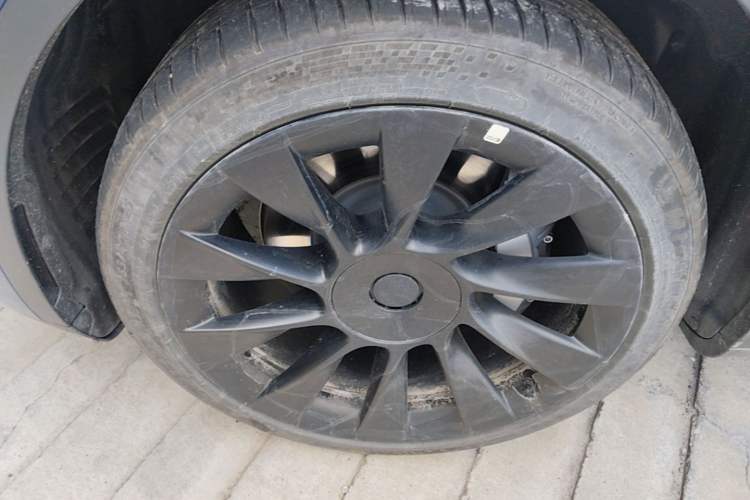 Used Tesla Model Y 2023 Long-Range All-Wheel-Drive Version Left Front Wheel Hub