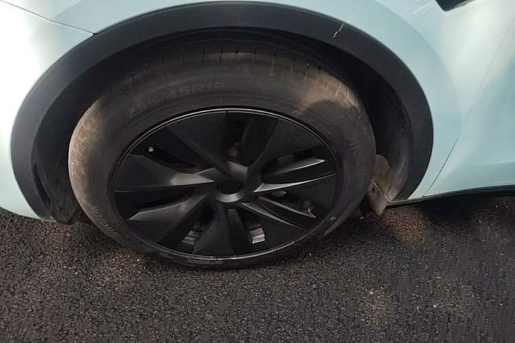 Used Tesla Model Y 2023 Long-Range All-Wheel-Drive Version Left Front Wheel Hub