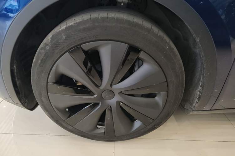 Used Tesla Model Y 2023 Rear-Wheel-Drive Version Left Front Wheel Hub