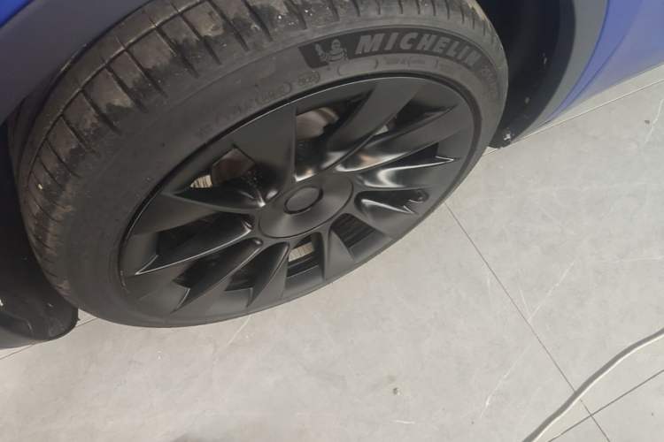 Used Tesla Model Y 2023 Long-Range All-Wheel-Drive Version Left Front Wheel Hub