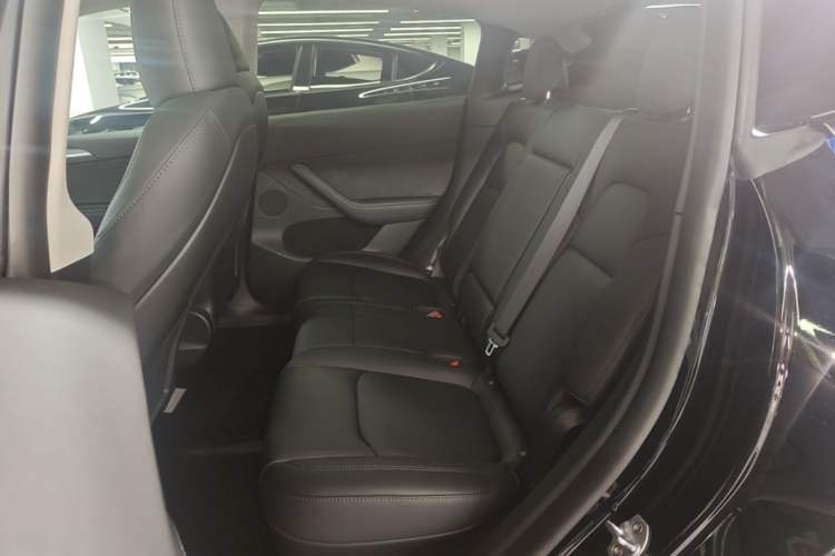 Used Tesla Model Y 2023 Long-Range All-Wheel-Drive Version Left Rear Seat