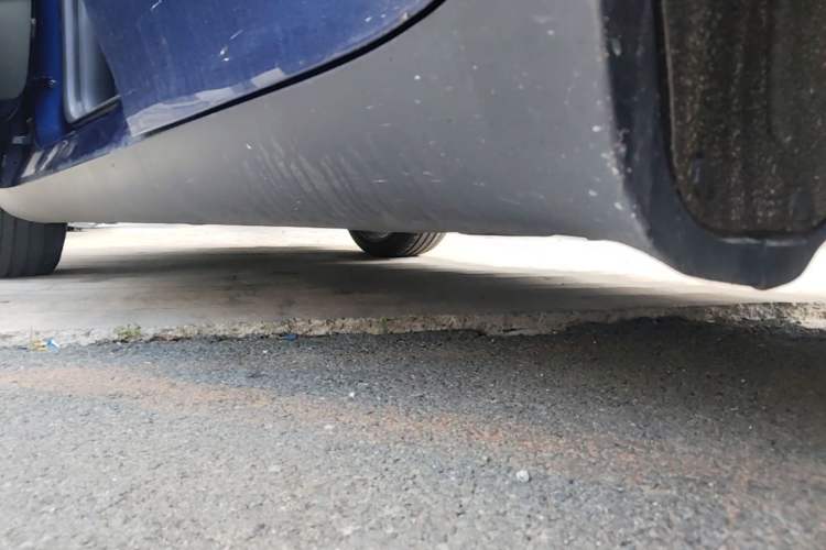 Used Tesla Model Y 2023 Long-Range All-Wheel-Drive Version Left Side Sill