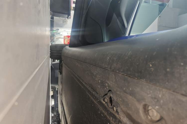 Used Tesla Model Y 2023 Long-Range All-Wheel-Drive Version Left Side Sill