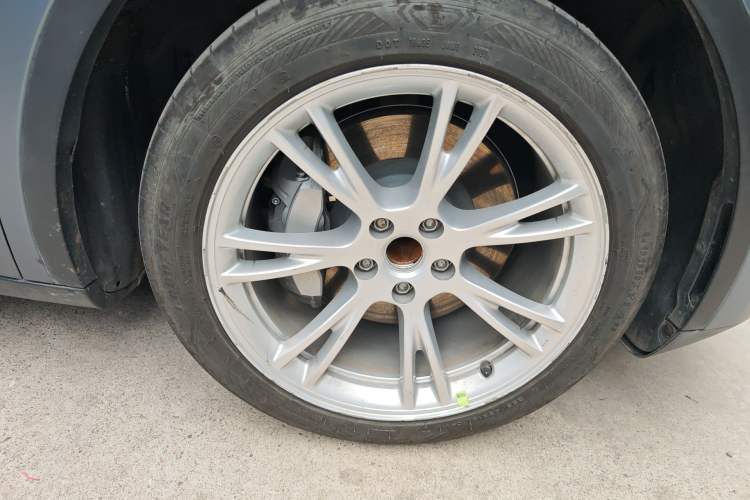 Used Tesla Model Y 2023 Rear-Wheel-Drive Version Right Front Wheel Hub