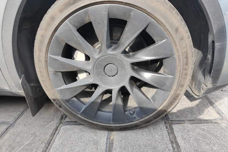 Used Tesla Model Y 2023 Long-Range All-Wheel-Drive Version Right Front Wheel Hub