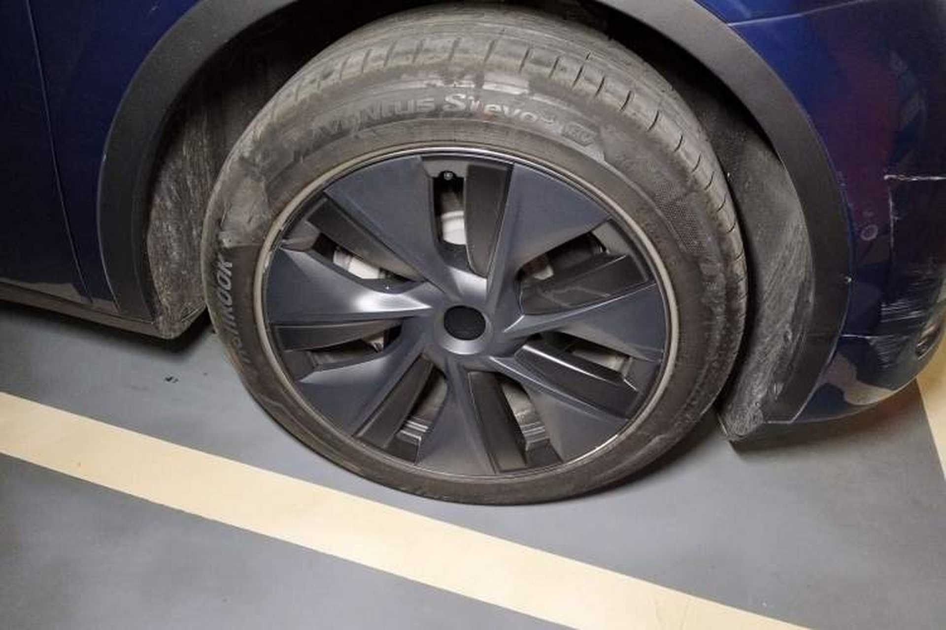 Used Tesla Model Y 2023 Long-Range All-Wheel-Drive Version Right Front Wheel Hub