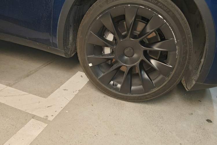 Used Tesla Model Y 2023 Long-Range All-Wheel-Drive Version Right Front Wheel Hub
