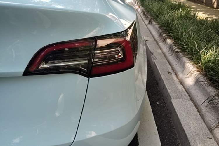 Used Tesla Model Y 2023 Long-Range All-Wheel-Drive Version Right Rear Taillight