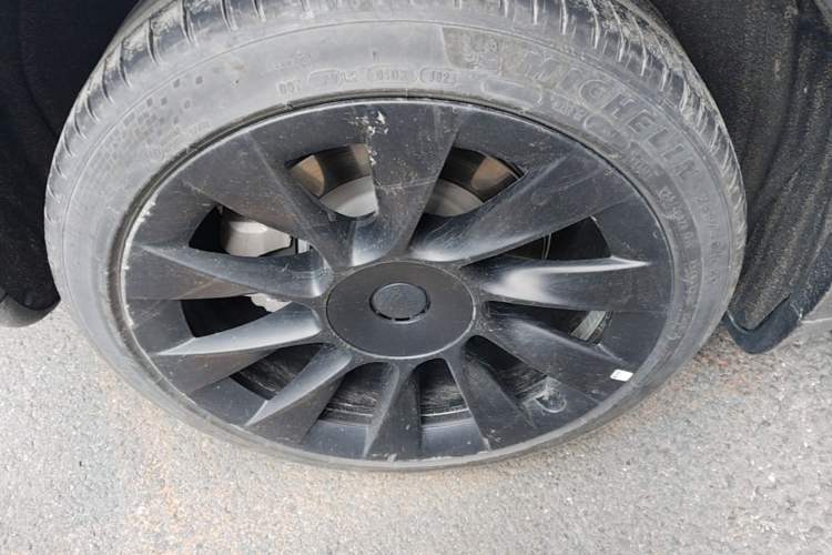 Used Tesla Model Y 2023 Long-Range All-Wheel-Drive Version Right Rear Wheel Hub