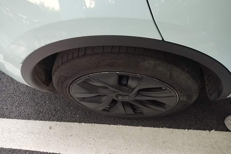 Used Tesla Model Y 2023 Long-Range All-Wheel-Drive Version Right Rear Wheel Hub