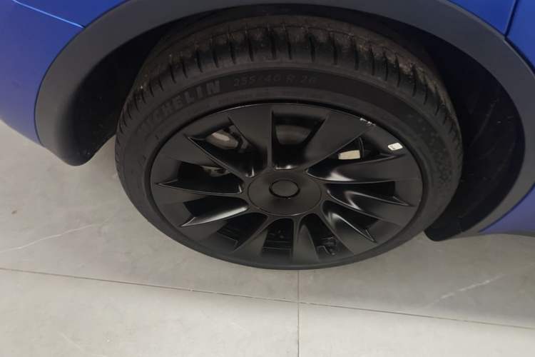 Used Tesla Model Y 2023 Long-Range All-Wheel-Drive Version Right Rear Wheel Hub