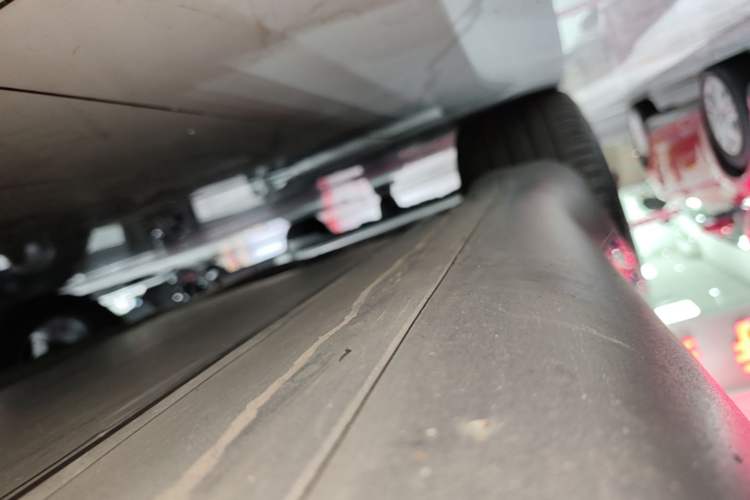 Used Tesla Model Y 2023 High-Performance All-Wheel-Drive Version Right Side Sill