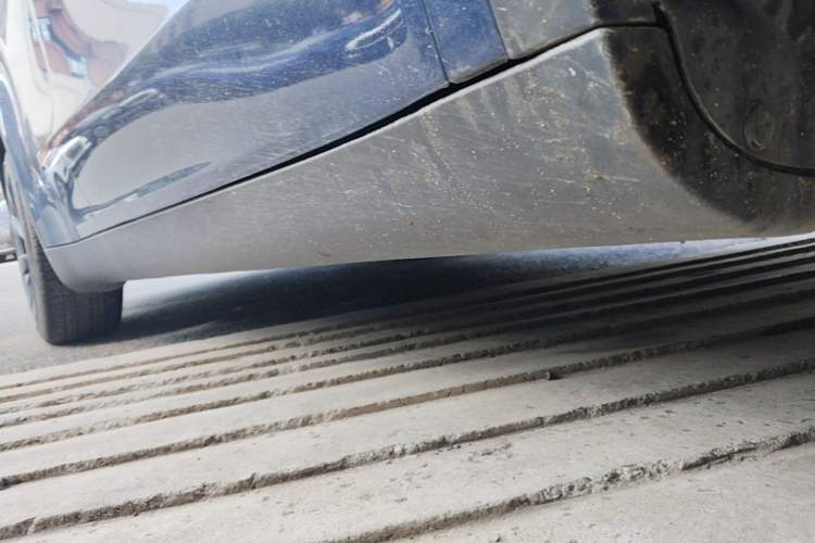 Used Tesla Model Y 2023 Long-Range All-Wheel-Drive Version Right Side Sill
