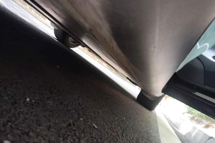 Used Tesla Model Y 2023 Long-Range All-Wheel-Drive Version Right Side Sill