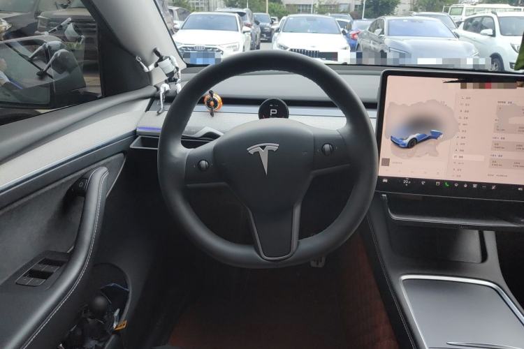 Used Tesla Model Y 2023 Long-Range All-Wheel-Drive Version Steering Wheel