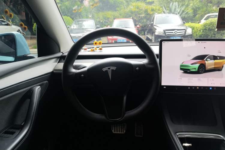 Used Tesla Model Y 2023 Long-Range All-Wheel-Drive Version Steering Wheel