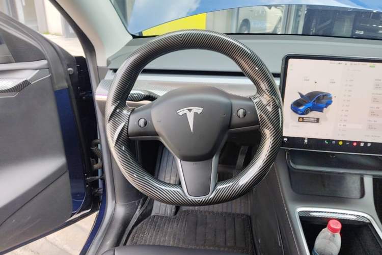 Used Tesla Model Y 2023 Long-Range All-Wheel-Drive Version Steering Wheel