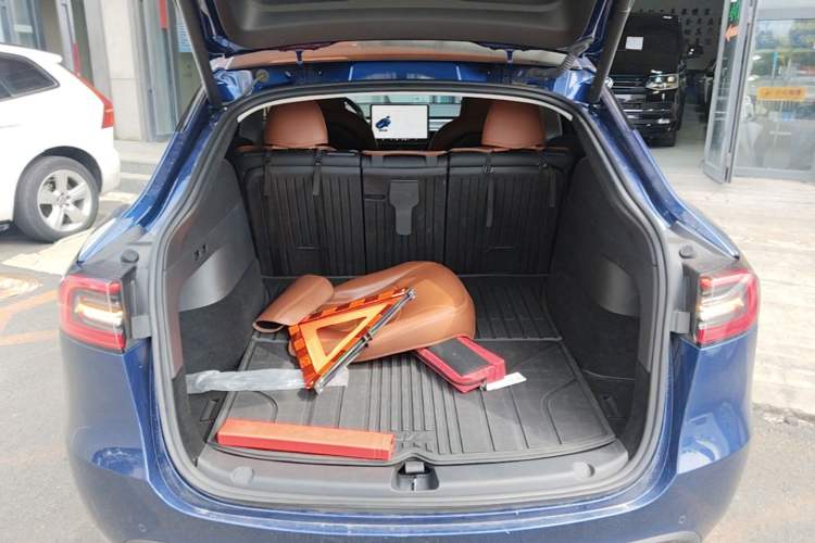 Used Tesla Model Y 2023 Long-Range All-Wheel-Drive Version Trunk