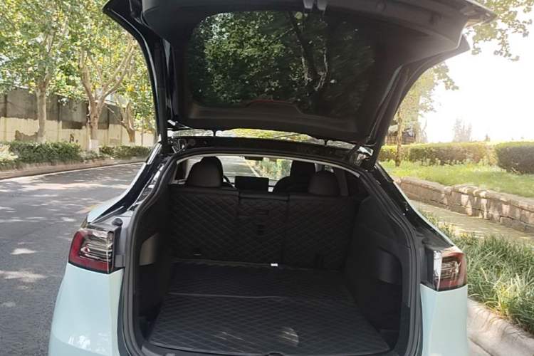 Used Tesla Model Y 2023 Long-Range All-Wheel-Drive Version Trunk
