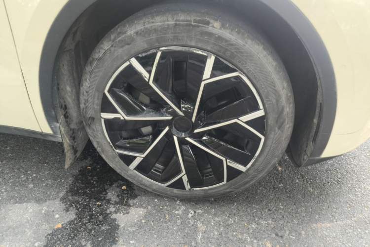Used Tesla Model Y 2023 Rear-Wheel-Drive Version Right Front Wheel Hub
