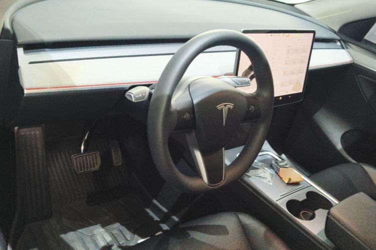 Used Tesla Model Y 2023 Rear-Wheel-Drive Version Center Console