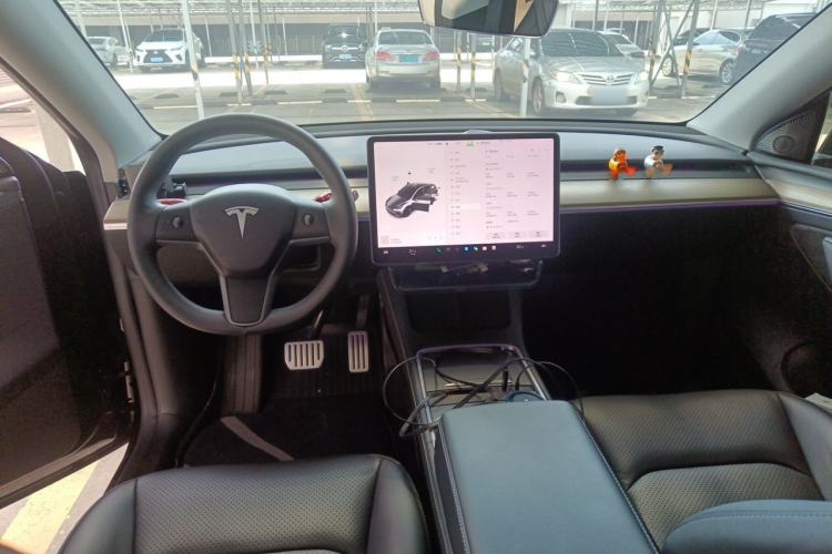 Used Tesla Model Y 2023 Long-Range All-Wheel-Drive Version Center Console