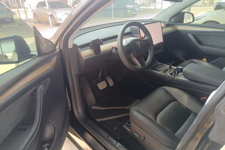 Used Tesla Model Y 2023 Long-Range All-Wheel-Drive Version Driver Seat