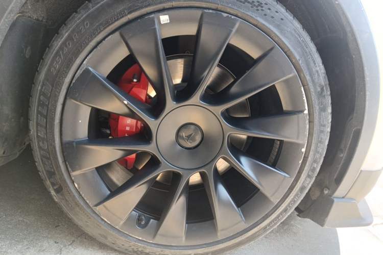 Used Tesla Model Y 2023 Long-Range All-Wheel-Drive Version Right Front Wheel Hub