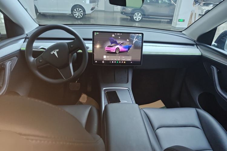 Used Tesla Model Y 2023 Long-Range All-Wheel-Drive Version Center Console