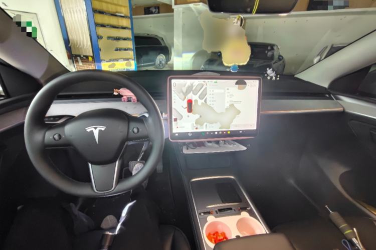 Used Tesla Model Y 2023 Rear-Wheel-Drive Version Center Console