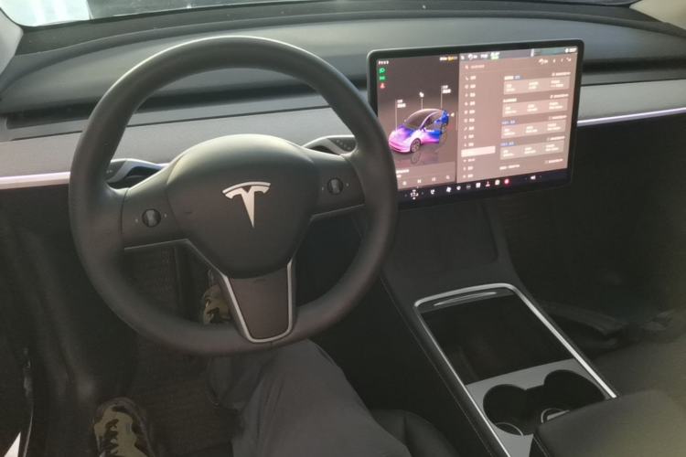 Used Tesla Model Y 2023 Long-Range All-Wheel-Drive Version Center Console