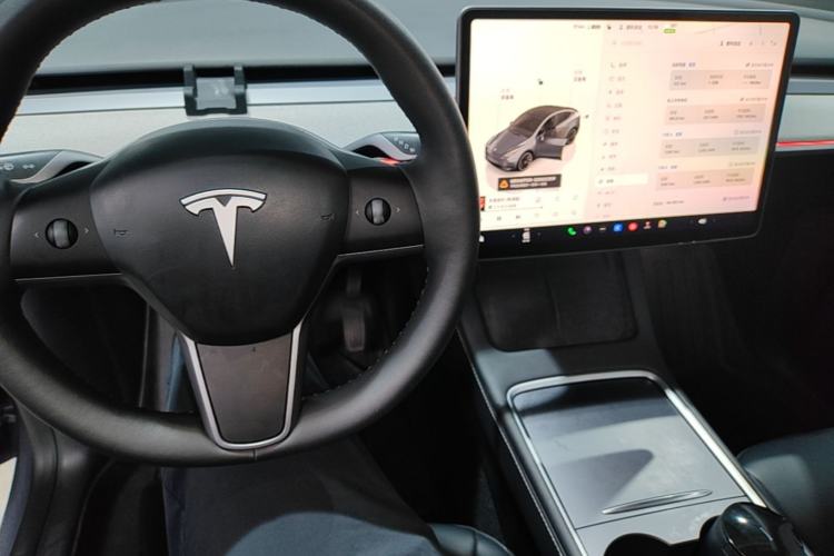 Used Tesla Model Y 2023 Long-Range All-Wheel-Drive Version Center Console