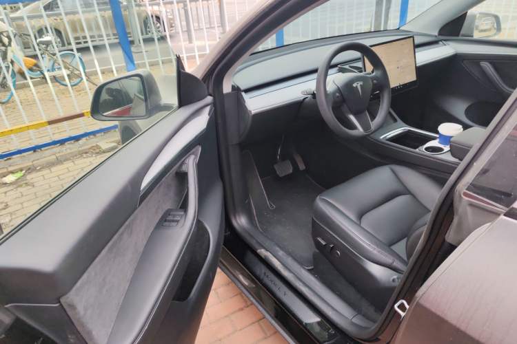 Used Tesla Model Y 2023 Long-Range All-Wheel-Drive Version Driver Seat