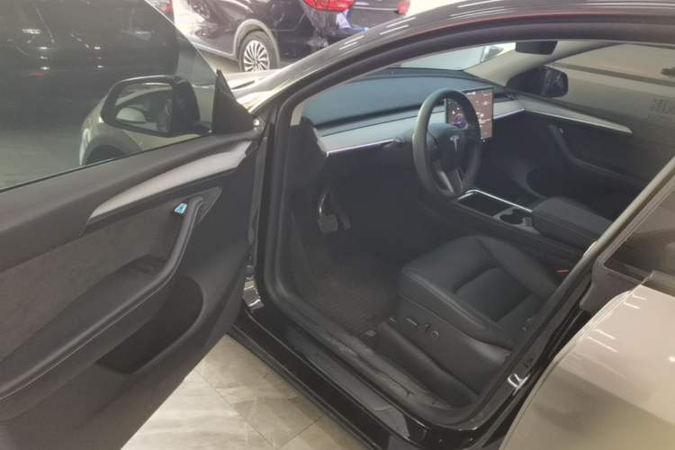 Used Tesla Model Y 2023 Long-Range All-Wheel-Drive Version Driver Seat